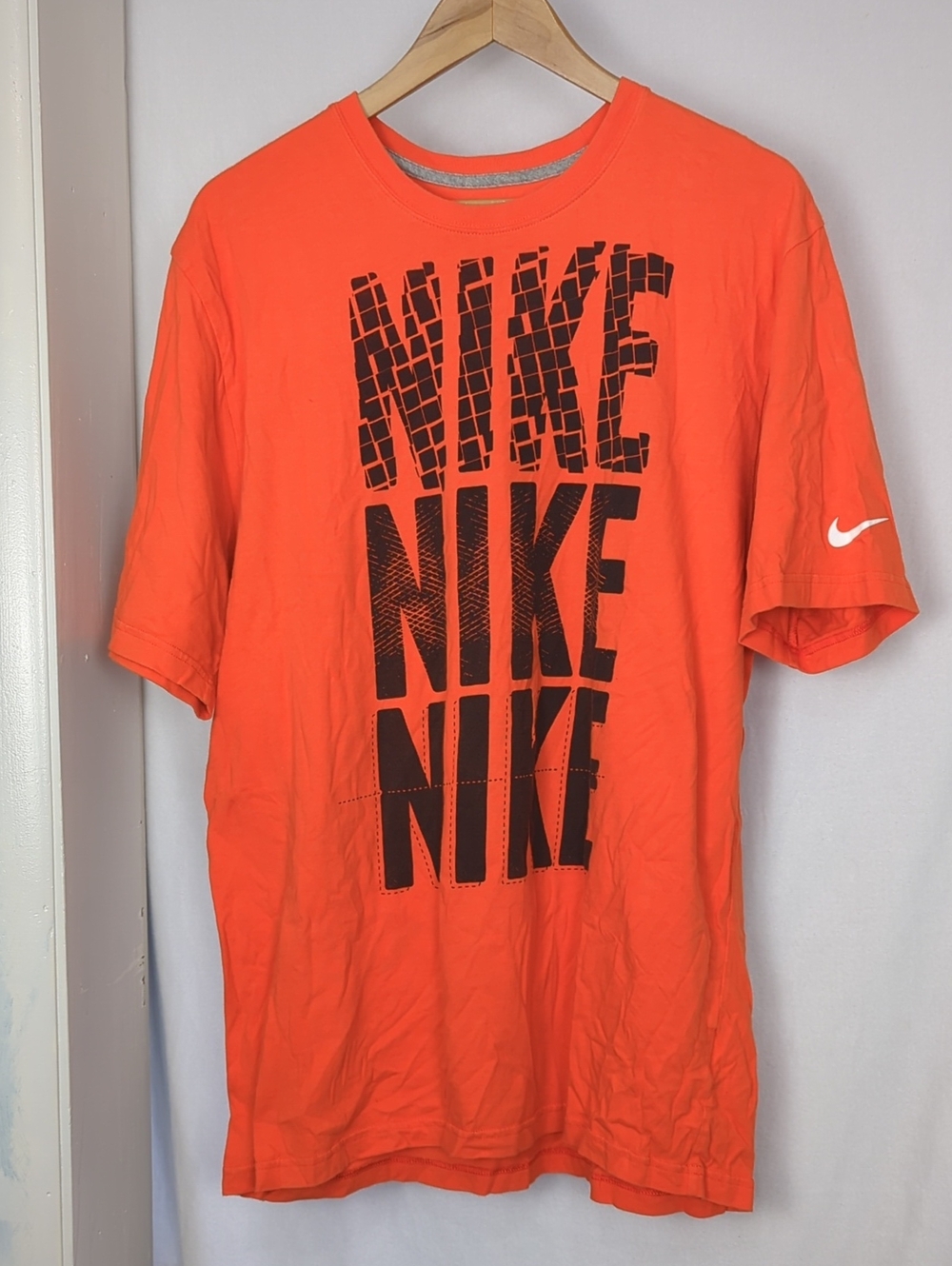 NIKE XL Short-Sleeve Crewneck Tee in Bright Orange with Black Logo - Picture 1 of 3